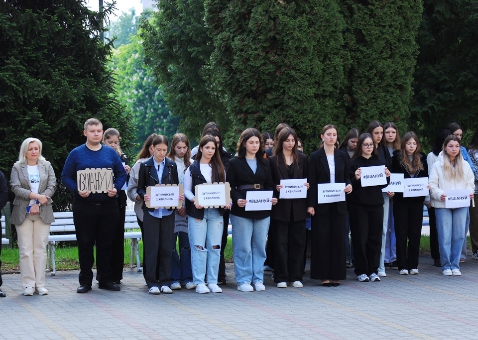   Схиляємо голови перед мужністю українських Героїв минулого і сучасності.JPG